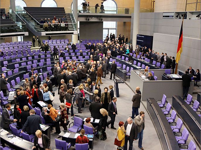 Delegates cast their vote on the deployment of Patriot missiles and soldiers on Turkey's volatile border with war-ravaged Syria on December 14, 2012 at the Bundestag (lower house of parliament) in Berlin. The German parliament approved by a wide majority the deployment of Patriot missiles to help Turkey defend its border against conflict-riven Syria as part of a NATO mission. AFP PHOTO / STEPHANIE PILICK GERMANY OUT