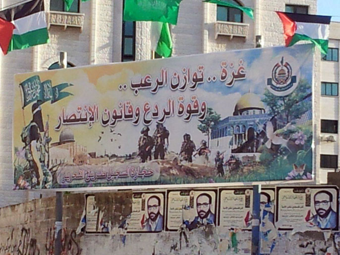 صور الشهيد فتحي الشقاقي الزعيم السابق لحركة الجهاد الإسلامي تعتلي سورا في أحد شوارع غزة