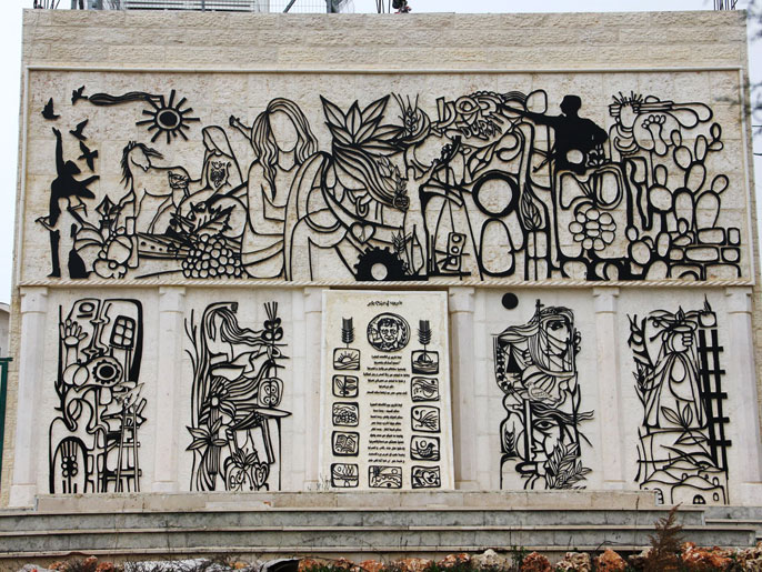 ‪جدارية شمس دورا (أعلى) وجدارية محمود درويش (أسفل)‬ (الجزيرة نت)