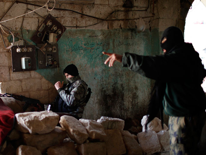 ‪مقاتلان من جبهة النصرة في حلب‬ (رويترز)