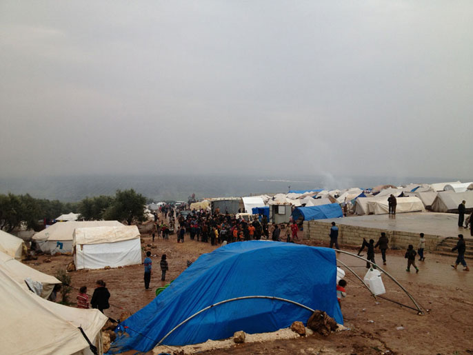 ‪مظاهرة للأطفال في مخيم أطمة احتجاجا على شح المياه‬ (الجزيرة نت)