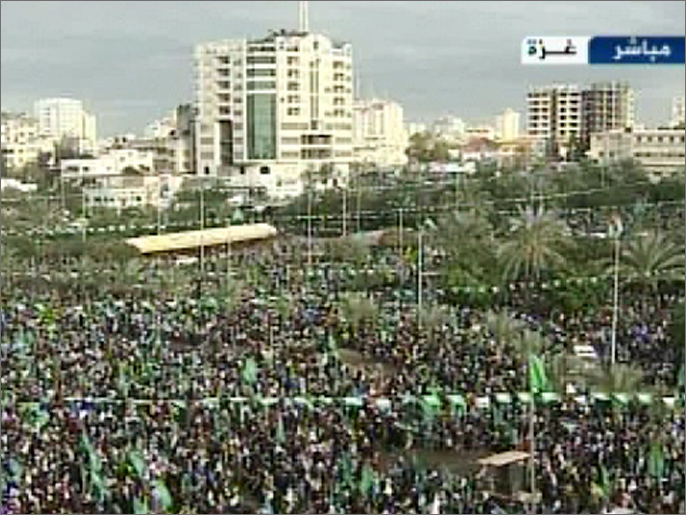 ‪عشرات الآلاف شاركوا باحتفال حماس بالذكرى الفضية لتأسيسها‬ (الجزيرة)