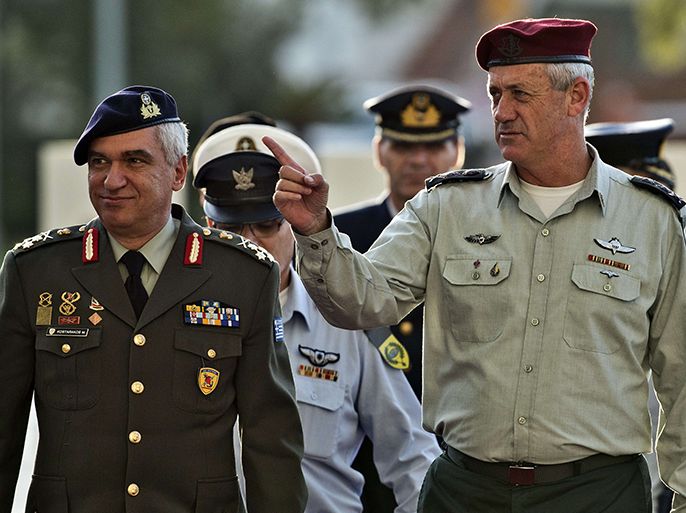 afp : Israel’s Chief of Staff Lieutenant Benny Gantz (R) walks with his Greek counterpart, General Mikhail Kostarakos (L) as they attend an official ceremony at the Rabin Military Base in the Mediterranean coastal city of Tel Aviv on December 9, 2012. AFP PHOTO / JACK GUEZ
