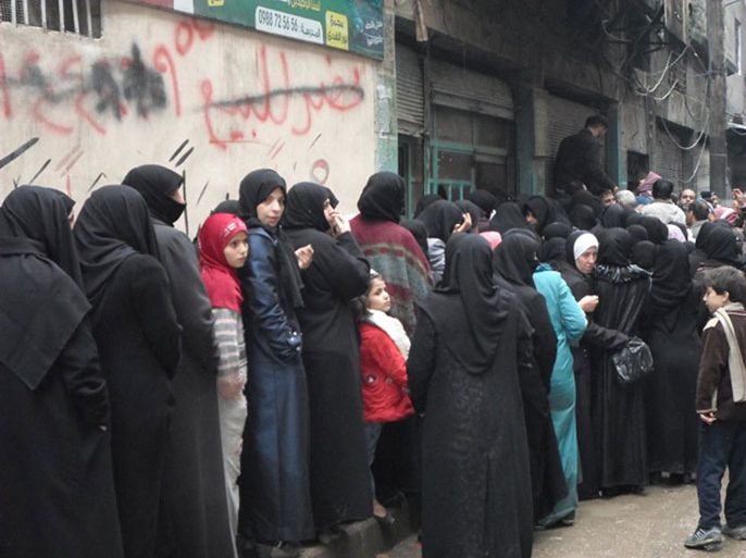 نساء حلب ينتظرن في الطوابير للحصول على الخبز.jpg