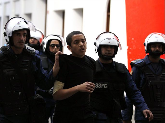 Riot police arrest a protester during an anti-government protest in the capital Manama December 17, 2012. Protesters, shouting anti-government slogans, attempted to regroup from various points to march against a ban on demonstrations. Riot police dispersed them and arrested at least three protesters. REUTERS/Hamad I Mohammed (BAHRAIN - Tags: POLITICS CIVIL UNREST)