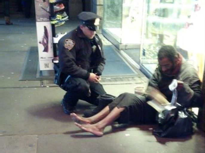 شرطي أمريكي يهدي حذاء جديد لأحد المشردين - مصدر الصورة ( NYPD facebook)