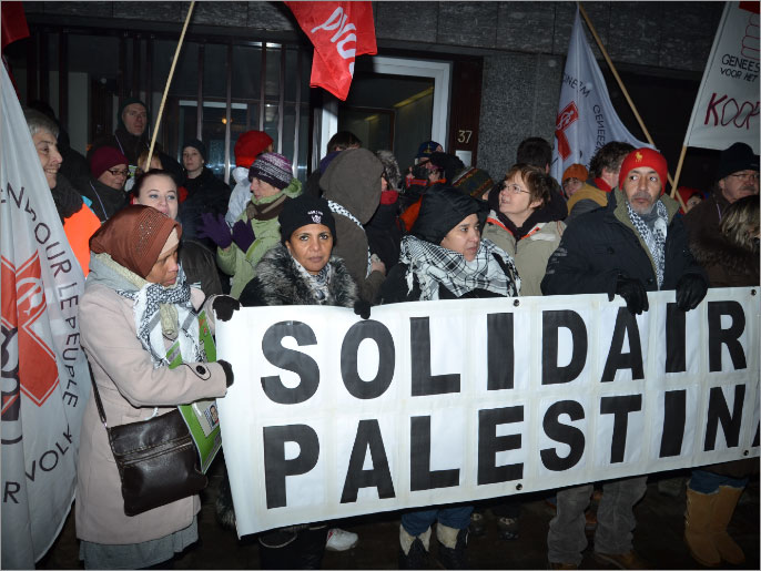 متظاهرون يدعمون الدكتور غيدو غوريسن والفلسطينيين (الجزيرة)