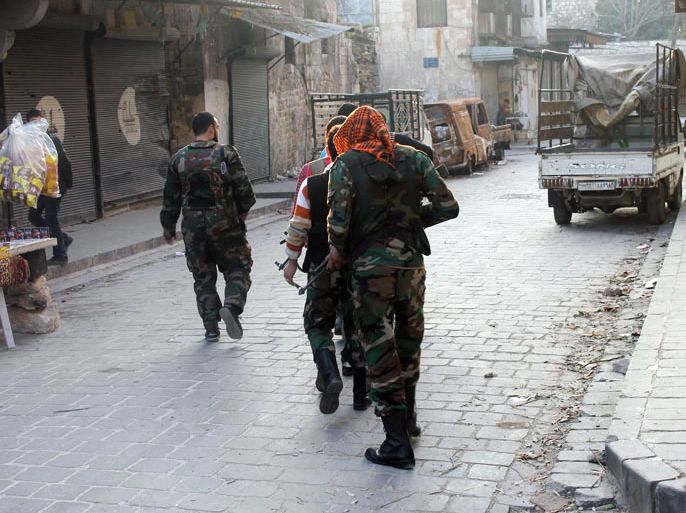 يتجهون نحو أحد جبهات باب النصر في حلب القديمة