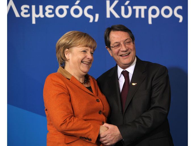 epa03531038 Cypriot President of the Democratic Rally of Cyprus, Nicos Anastasiades (R), and German Federal Chancellor Angela Merkel pose for the media prior to the European People's Party (EPP) extraordinary summit, in Limassol, Cyprus, 11 January 2013. EPA/KATIA CHRISTODOULOU