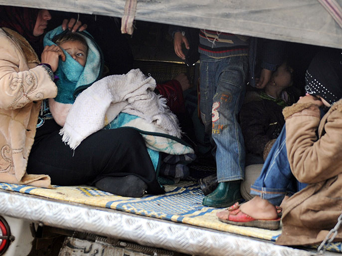 ‪السوريون يعانون من ظروف قاسية في الوطن وفي مخيمات اللجوء‬ (الفرنسية)