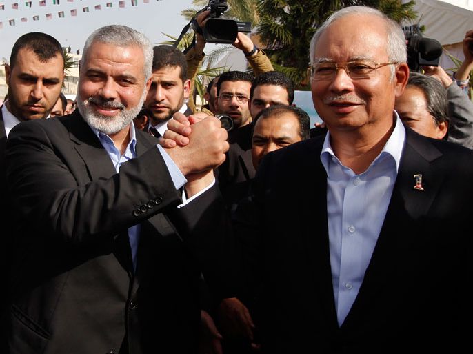 epa03549957 Senior Hamas leader Ismail Haniyeh (L) greets Malaysian Prime Minister Najib Razak during Najib's visit in Gaza City January 22, 2013 EPA/MOHAMMED SALEM 0