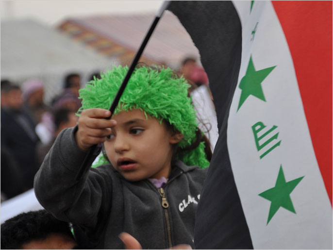 العلم العراقي داخل ساحة الاعتصام بالأنبار (الجزيرة نت)