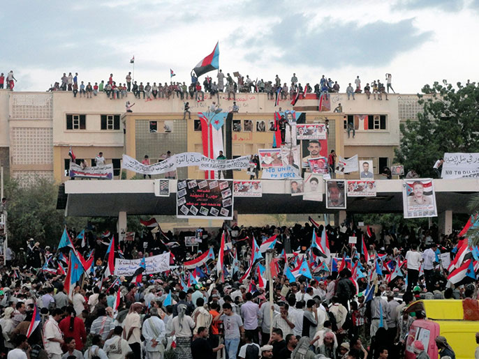 ‪مظاهرات في عدن تشترط الحوار بين دولتين‬  (رويترز)