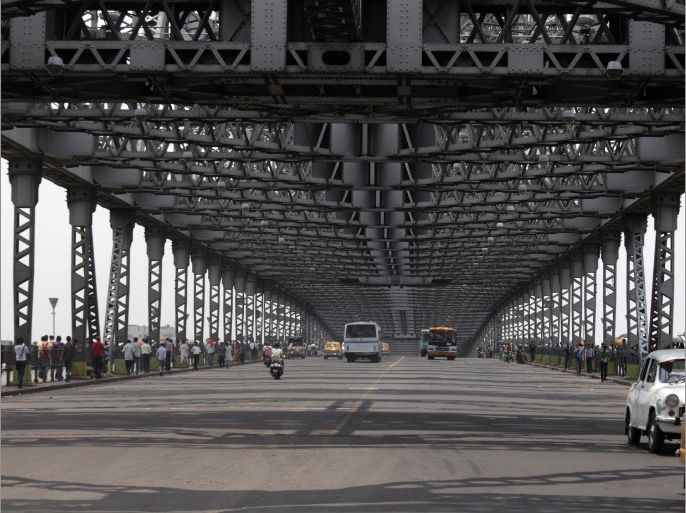 epa03242854 Empty Howrah Bridge seen during day long strike by Bharatiya Janata Party(BJP) in Eastern Indian city of Calcutta on 31 May 2012
