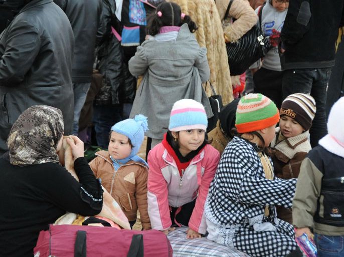 لاجئون سوريون لحظة وصولهم المنطقة الوسطى من الحدود الاردنية السورية عصر امس الاثنين