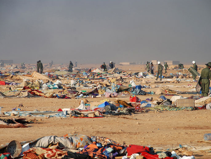 ‪صورة تظهر قوات أمن مغربية وهي تقوض خيام صحراويين في ضواحي العيون عام 2010‬ (الأوروبية)