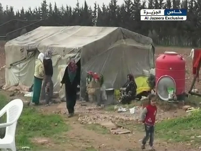 ‪سكان كفرزيتا بريف حماة تركوا بيوتهم بسبب القصف‬ (الجزيرة-أرشيف)