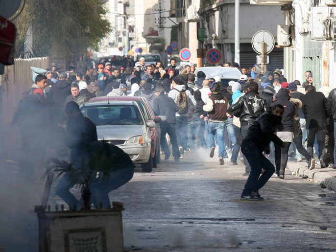قوات الأمن لجأت إلى القنابل المدمعة لتفريق المتظاهرين (الفرنسية)