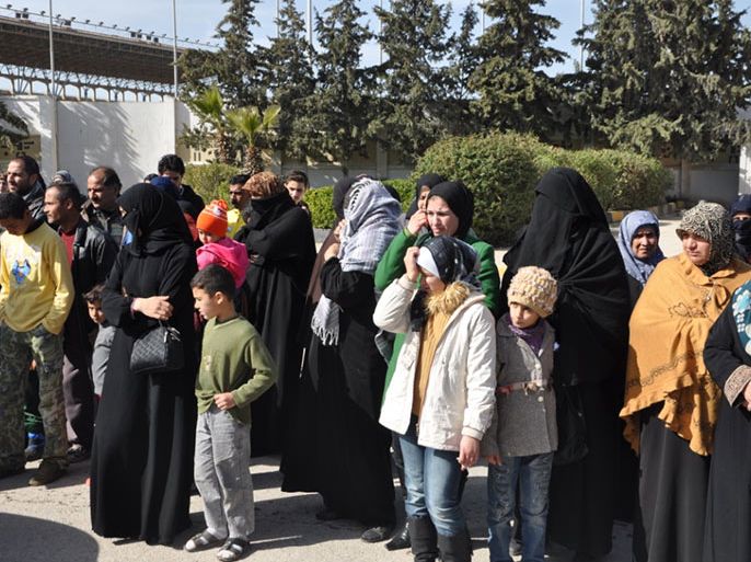عائلان من اللاجئين السوريين بالأردن تنظر دورها للحصول على الإغاثة