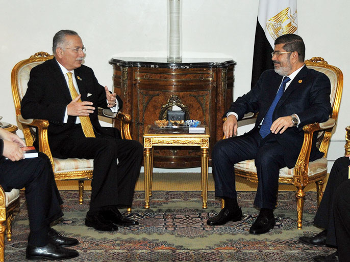 مرسي خلال استقباله الأمين العام السابق لمنظمة التعاون الإسلامي إحسان أوغلو (الفرنسية)