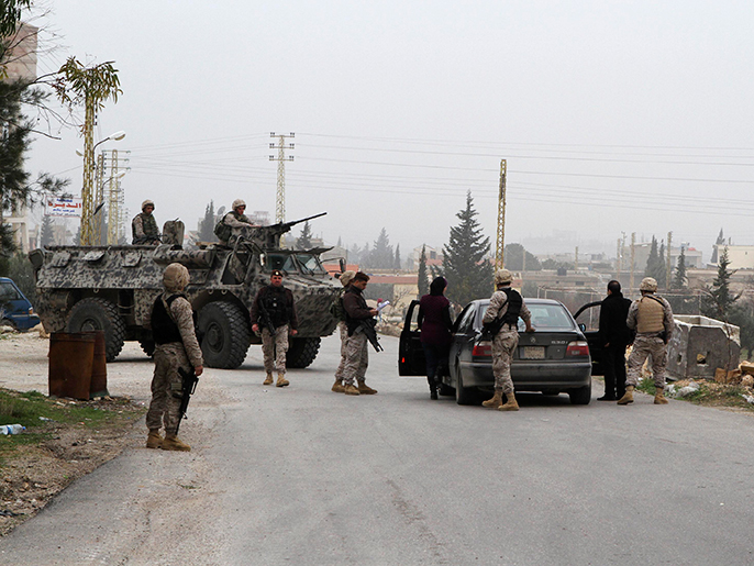 ‪حاجز للجيش اللبناني على مدخل بلدة عرسال‬ (رويترز-أرشيف)