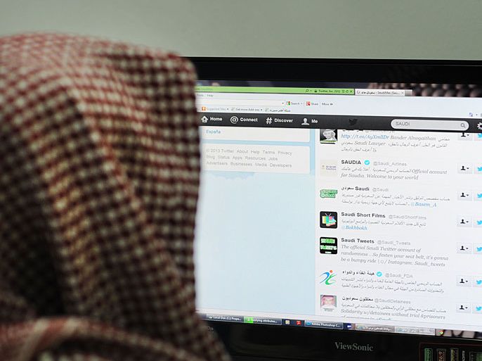 2489 - Riyadh, -, SAUDI ARABIA : A Saudi man browses through twitter on his desktop in Riyadh, on January 30, 2013. Twitter's unmatched platform for public opinion is emboldening Gulf Arabs to exchange views on delicate issues in the deeply conservative region, despite strict censorship that controls old media. AFP PHOTO/FAYEZ NURELDINE