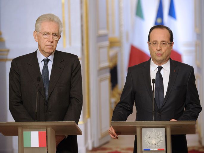 epa03566952 French President Francois Hollande (R) and Italian outgoing Prime Minister Mario Monti (L) hold a press conference during their meeting at the Elysee Palace in Paris, France, 03 February 2013. EPA/YOAN VALAT