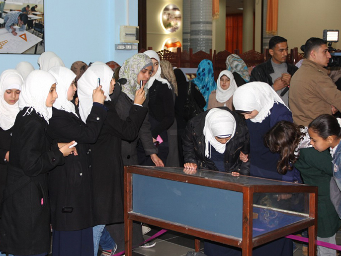 ‪المعرض شهد حضورا كبيرا لطلبة المدارس والجامعات‬ (الجزيرة)