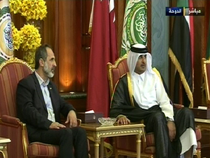 ولي عهد قطر الشيخ تميم بن حمد يستقبل معاذ الخطيب قبل القمة (الجزيرة)