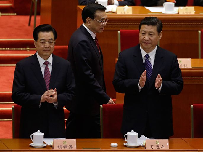 China's President Hu Jintao and China's Communist Party Chief Xi Jinping clap as China's Vice President Li Keqiang walks past before the opening ceremony of Chinese People's Political Consultative Conference (CPPCC) at the Great Hall of the People in Beijing, March 3, 2013. REUTERS/Jason Lee (CHINA - Tags: POLITICS)