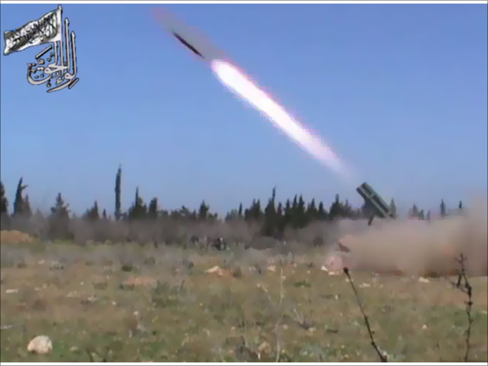 ‪أحد الصواريخ التي أطلقها الجيش الحر نحو مواقع مفترضة لحزب الله بلبنان‬ (الجزيرة)