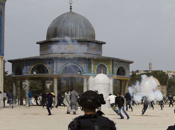 Israeli riot police clash with Palestinian demonstrators at Jerusalem's al-Aqsa mosque compound following Friday prayers on March 8, 2013. Palestinians enraged by reports that an Israeli policeman mishandled a Koran battled riot officers at Jerusalem's Al-Aqsa mosque compound with stones and petrol bombs, police and witnesses said