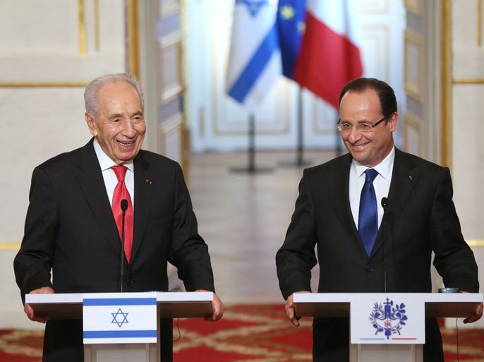Paris, Paris, FRANCE : French President Francois Hollande (R) and his Israeli counterpart Shimon Peres hold a press coference at the Elysee presidential palace on March 8, 2013 in Paris. AFP PHOTO / THOMAS SAMSON
