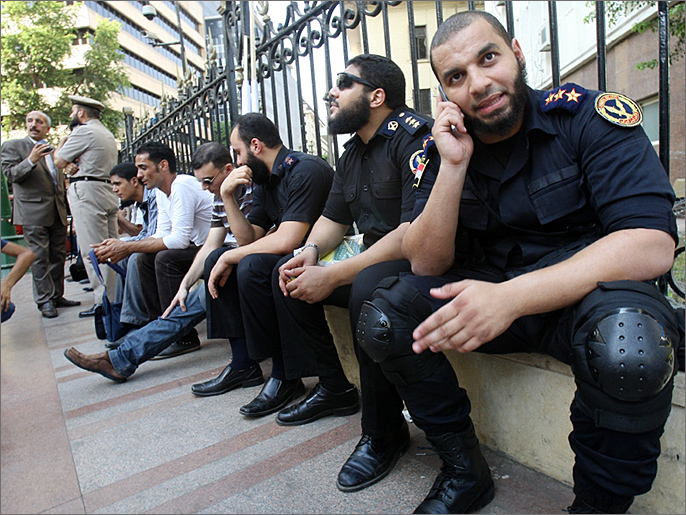 ضباط ملتحون يعتصمون أمام وزارة الداخلية للمطالبة بعودتهم للعملالجزيرة)