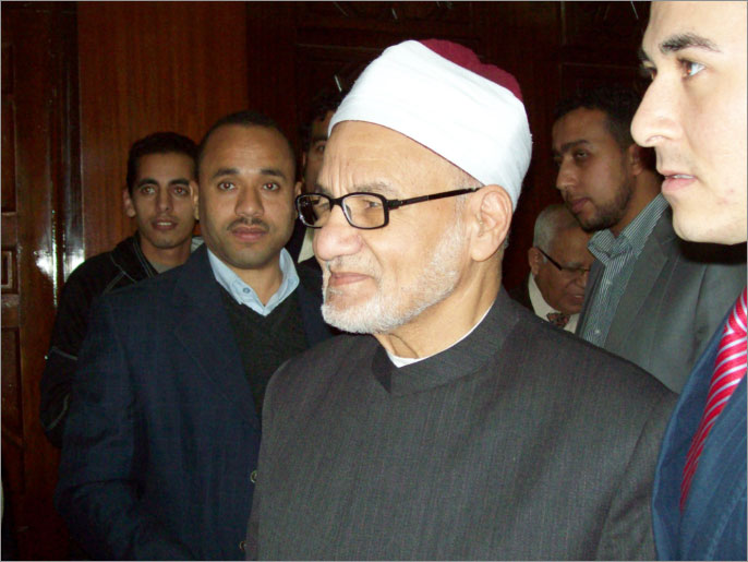 ‪الشافعي رحب باسم الأزهر بدعوة الرئيس المعارضة إلى حوار‬ (الجزيرة)