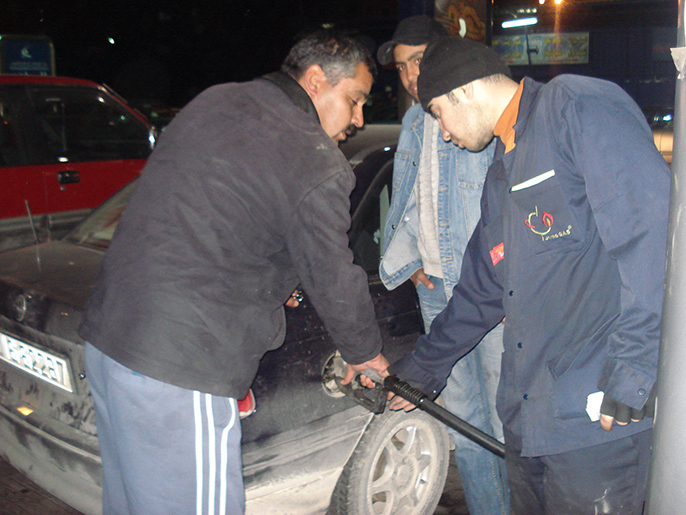مواطنون يتزودون بالوقود في محطة بعمان (الجزيرة نت)