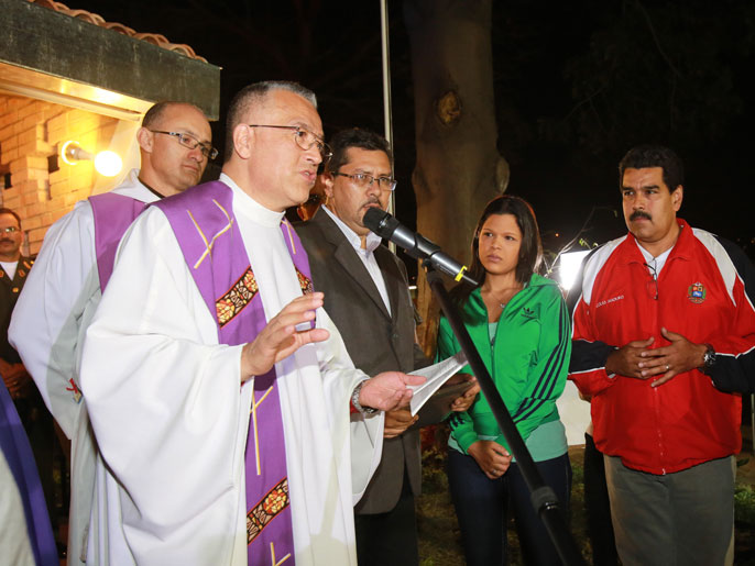 مادورو (أقصى اليمين) إلى جانب ابنة شافيز خلال القداس على نية شافيز بكراكاس (الفرنسية)