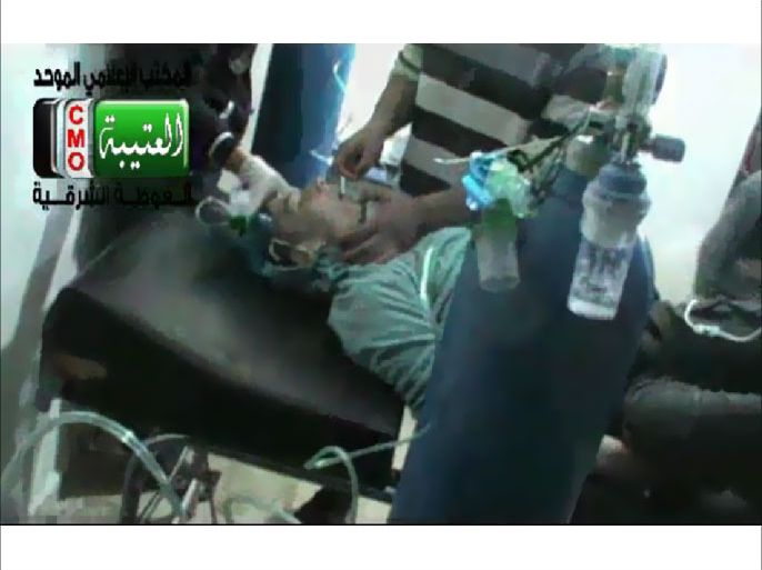 صور بثها ناشطون لما قالوا إنها إصابات جراء صواريخ تحمل مواد كيميائية أطلقتها قوات النظام على بلدة العتيبة في الغوطة الشرقية بريف دمشق