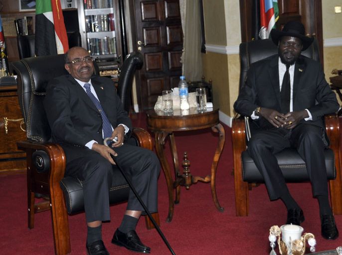 epa03659857 Sudan's President Omar Hassan al-Bashir (L) and his South Sudan counterpart Salva Kiir (R), prior to a meeting in Juba, South Sudan, 12 April 2013. It is the first visit of Bashir to South Sudan after the country divided itself in two in 2011. EPA/PHILIP DHIL