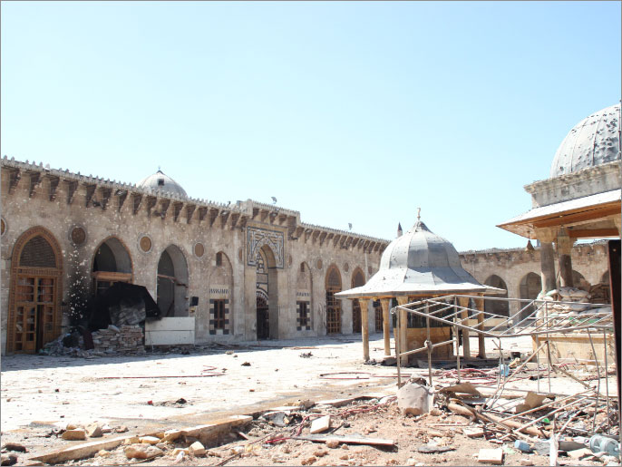 ‪صحن الجامع الأموي في حلب بعد تعرضه لعمليات القصف‬ (الجزيرة)