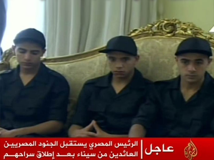 الجنود المحررون التقوا مرسي بالقاهرة (الجزيرة)
