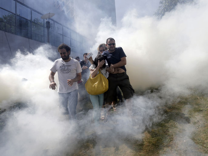 ‪(الأوروبية)‬ المئات تعرضوا لمشكلات بالتنفس جراء الغاز المدمع