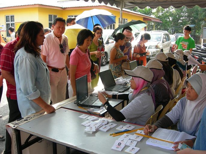 العاملون بلجنة الانتخابات يدققون بطاقات الناخبين