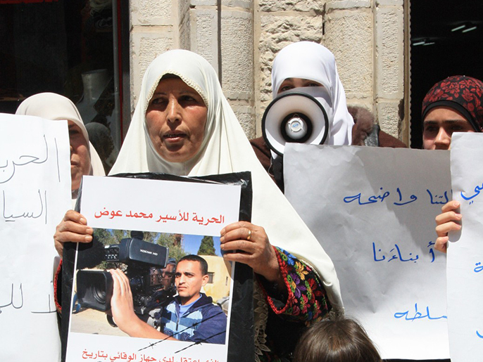 أسرة الصحفي محمد عوض المعتقل منذ أكثر من ثمانين يوما (الجزيرة نت)