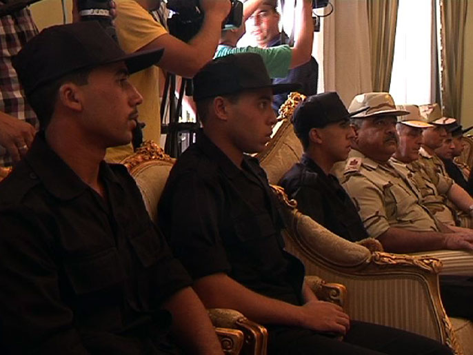 ‪عدد من الجنود المحررين أثناء لقائهم الرئيس محمد مرسي‬ (الجزيرة)