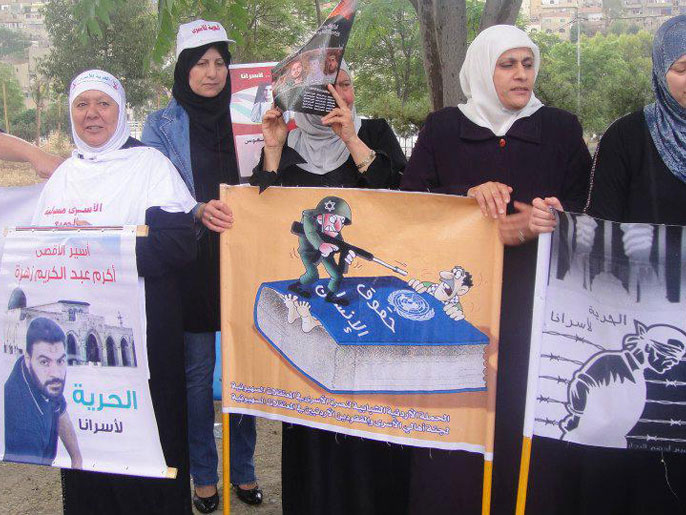 من اعتصام عائلات الأسرى الأردنيين بإسرائيل الأحد الماضي أمام الديوان الملكي (الجزيرة نت)