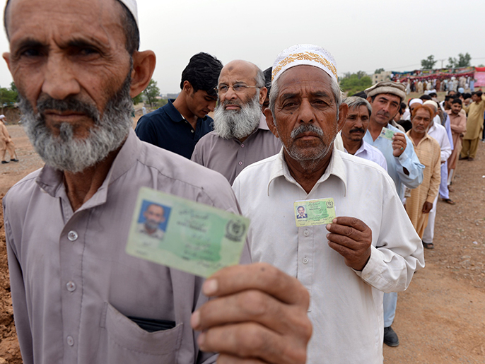 ‪ناخبون أمام مركز اقتراع في إسلام آباد‬ (الفرنسية)