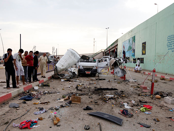 من الدمار الذي أحدثه انفجار سيارة مفخخة بالحسينية شمال بغداد (رويترز)