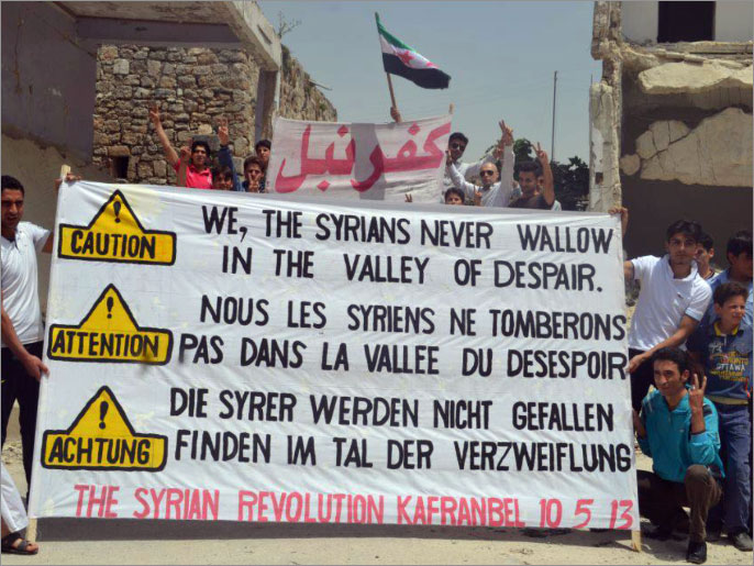 ناشطون ومناصرون رفعوا تعليقات مؤيدة للسوريين بلغات مختلفة (الجزيرة نت)