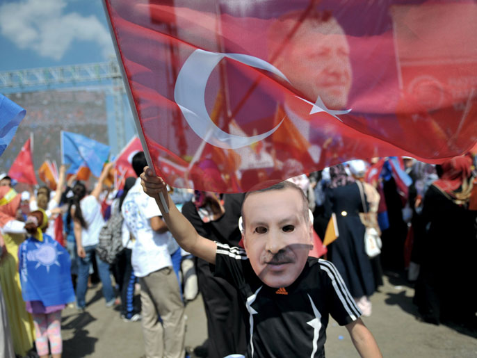 ‪أنصار أردوغان احتشدوا بالآلاف قبل الخطاب بساعات‬ أنصار أردوغان احتشدوا بالآلاف قبل الخطاب بساعات (الفرنسية)